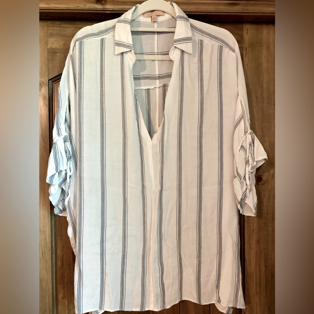 Gibson Latimer 2X striped white blue shirt w/ ruffle sleeves w/ ties. Super cute